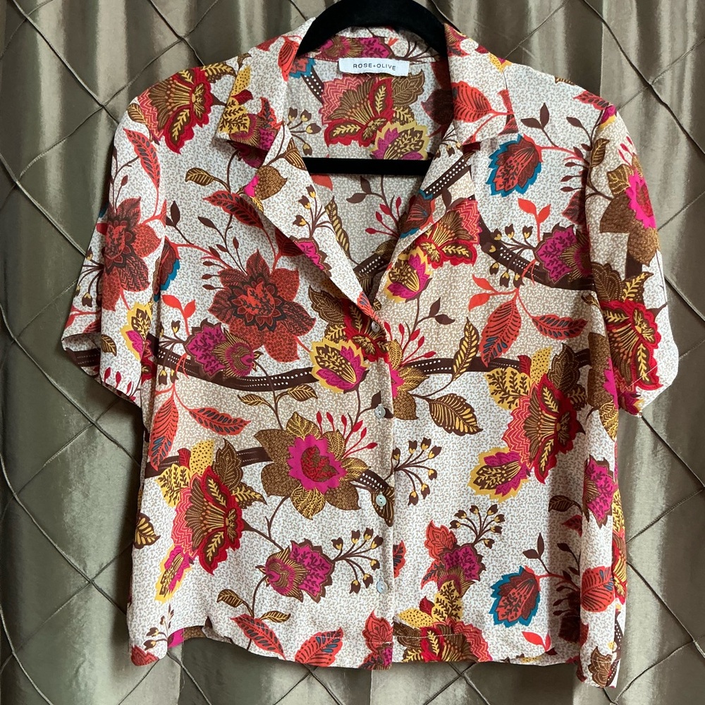 EUC- Rose + Olive Cropped Button Down Floral Blouse